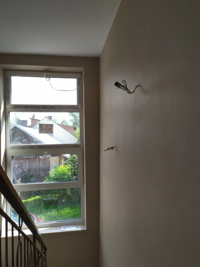 Prace remontowe – szpachlowanie i wygładzanie ścian przed malowaniem w domu w Łodzi