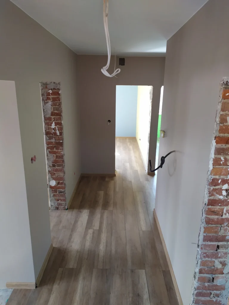 Prace remontowe – szpachlowanie i wygładzanie ścian przed malowaniem w domu w Łodzi