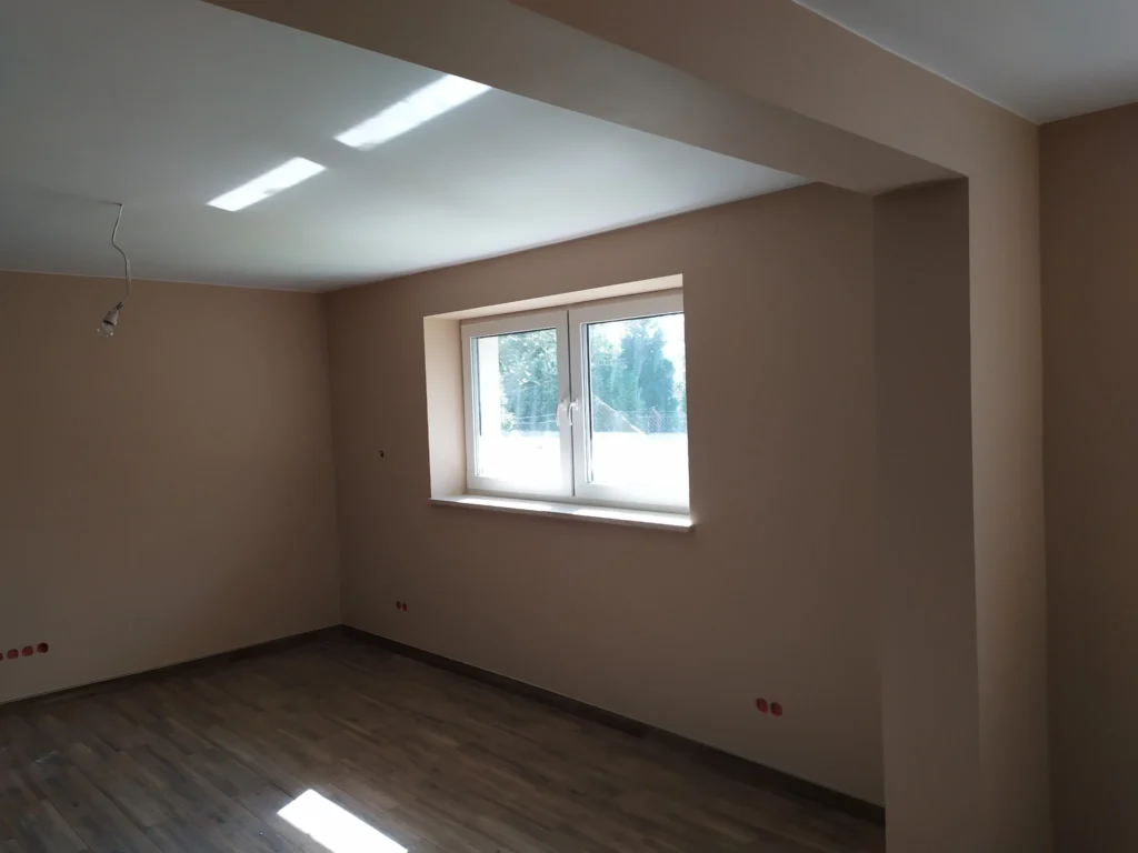 Szpachlowanie i malowanie ścian w starym domu jednorodzinnym w Łodzi– remont wnętrz