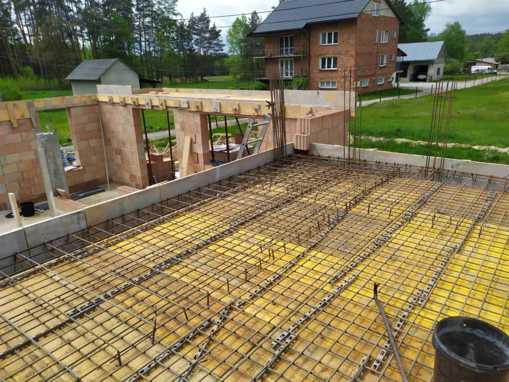 Szalowanie wieńca, zbrojenie stropów i wieńca - dom pod Rzeszowem