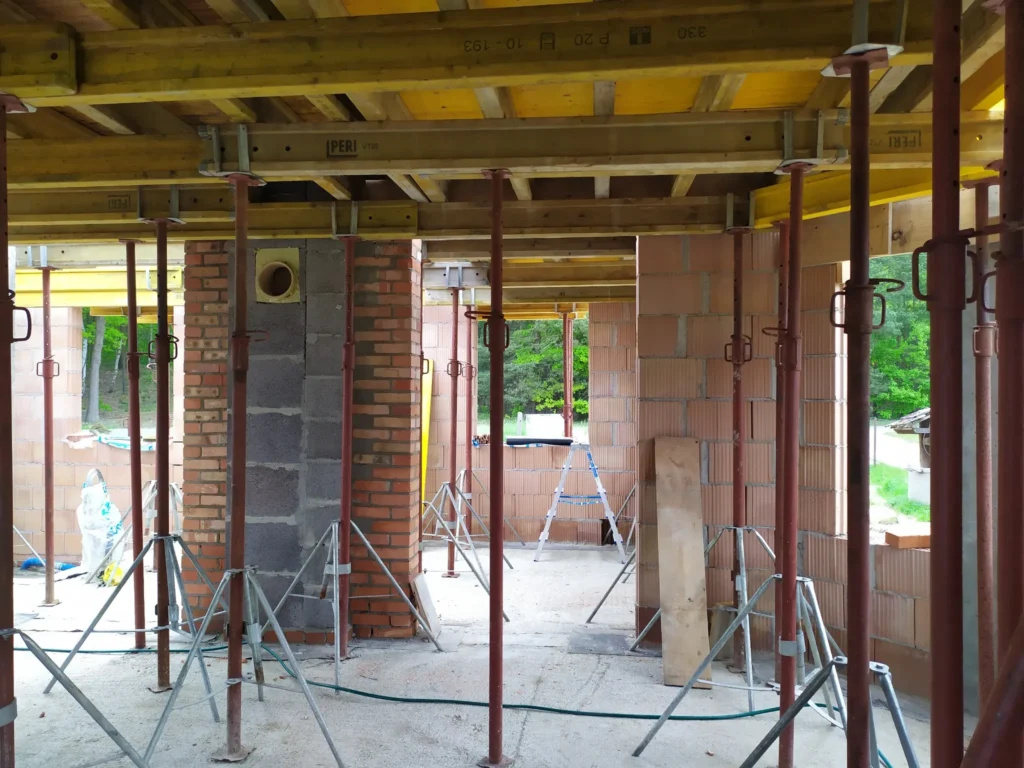 Szalowanie stropu w domu jednorodzinnym pod Wrocławiem – roboty budowlane stan surowy