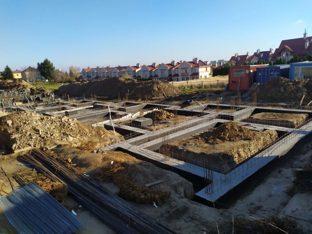 Wykonanie fundamentów domów jednorodzinnego w zabudowie szeregowej w Krakowie – roboty budowlane zgodne z projektem